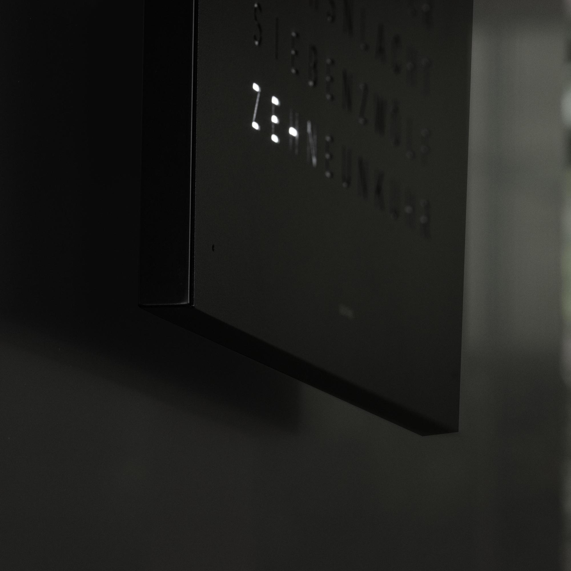 Qlocktwo Wanduhr Earth 45, Limited Monochrome Edition – Bild 7