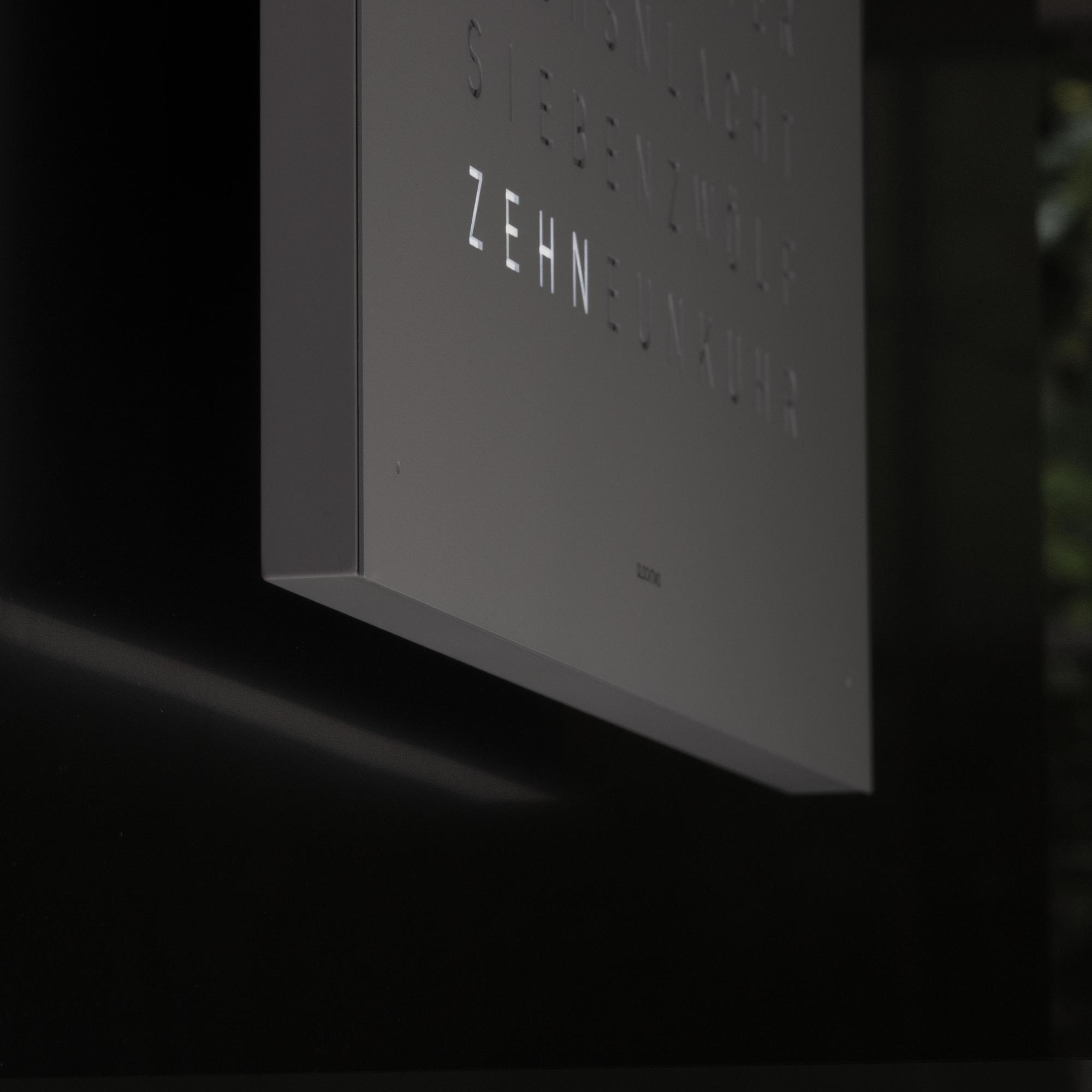 Qlocktwo Wanduhr Earth 45, Limited Monochrome Edition – Bild 8