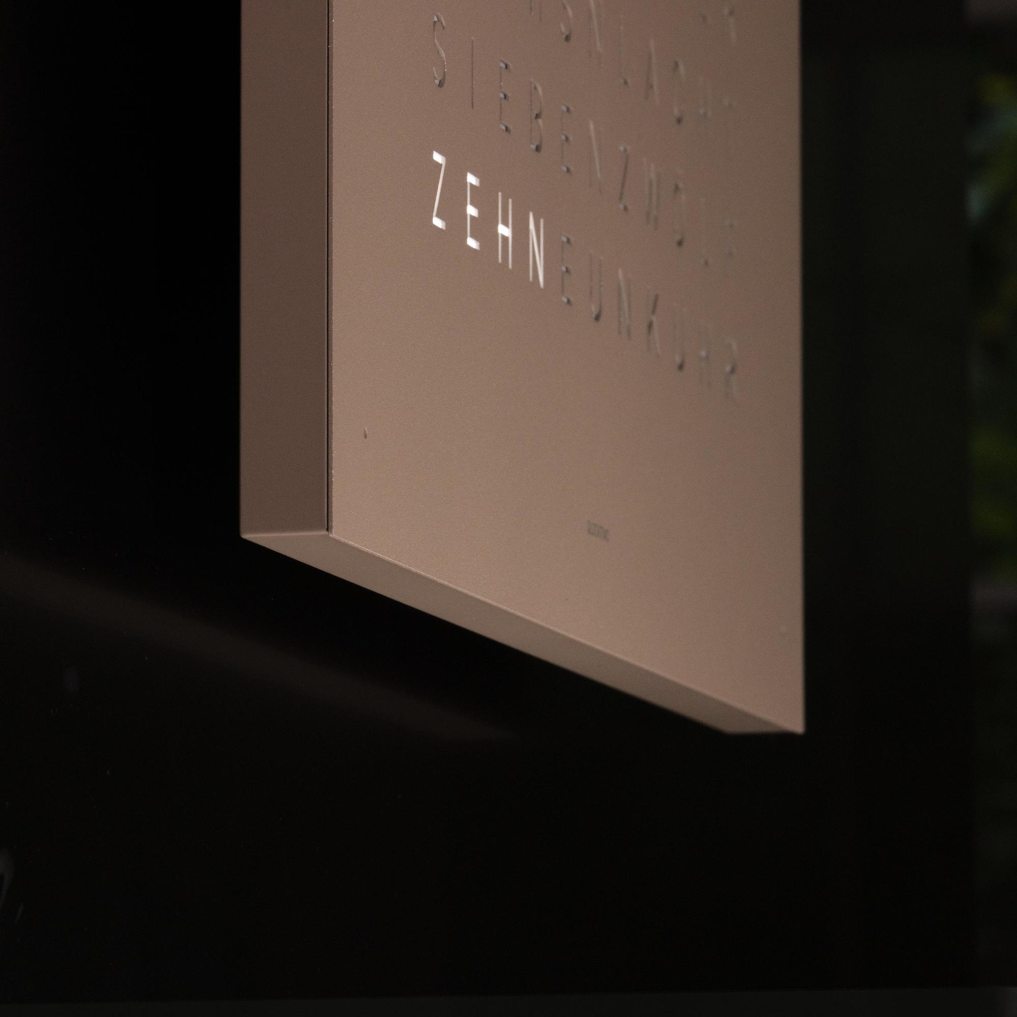 Qlocktwo Wanduhr Earth 45, Limited Monochrome Edition – Bild 9